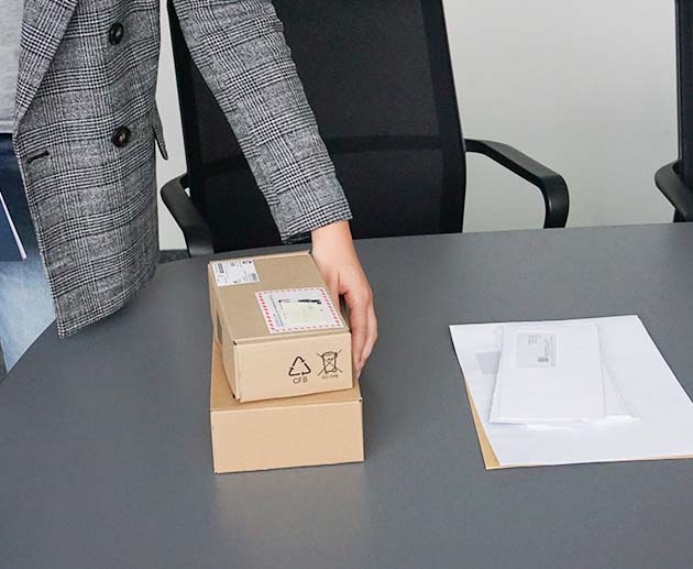 Zuhstellung von Paketen an einen Arbeitsplatz