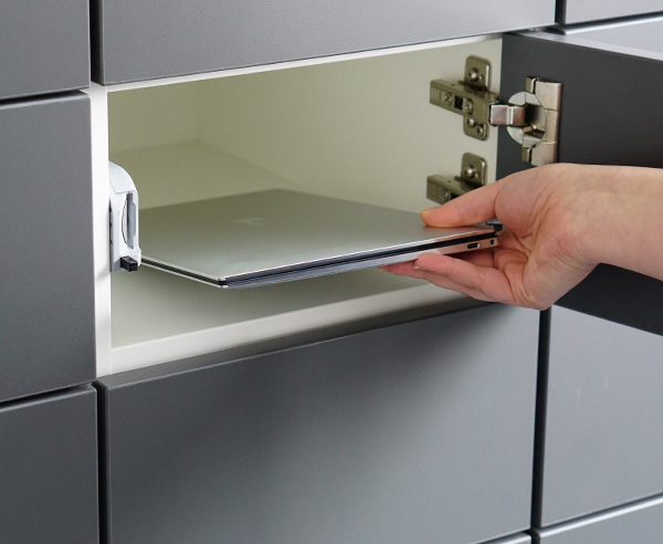 Laptop wird in Schrankfach abgelegt