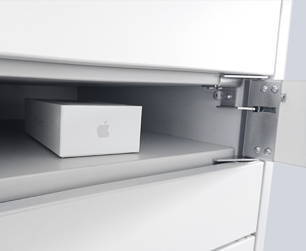 Offenes NetLocker Fach mit iPhone