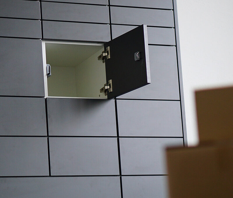 NetLocker Schrank mit einem geöffneten Schrankfach