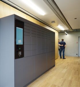 Große Smartlocker-Anlage in Dunkelgrau